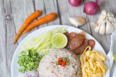  Sosisli kızarmış pilav, Tayland yemeği