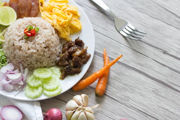 Жареный рис с колбасой, тайская еда — стоковое фото