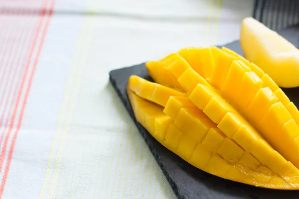 Mango en un plato de piedra negra — Foto de Stock