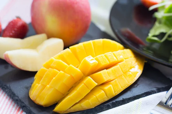Siyah taş tabakta mango ve elma — Stok fotoğraf
