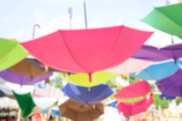 Den am Seil hängenden Regenschirm verwischen — Stockfoto