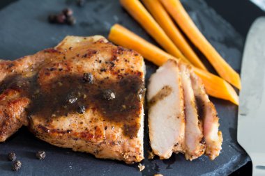 Tabakta kavrulmuş domuz biftek