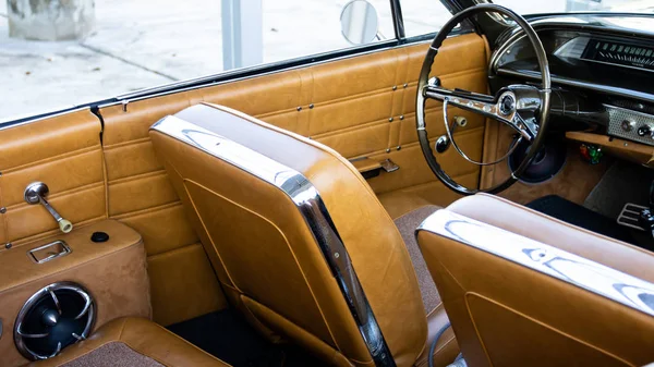 Klassiek auto interieur-bruin leer — Stockfoto