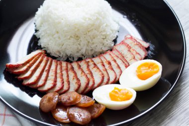 Pirinç ile kırmızı domuz eti