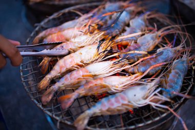 Kömür sobayında ızgara karides