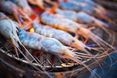 Kömür sobayında ızgara karides