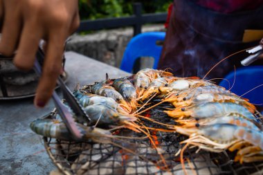 Kömür sobayında ızgara karides