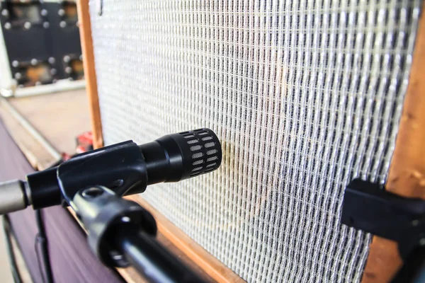 Microphone near guitar amplifier — Stock Photo, Image