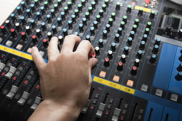 Control del mezclador de sonido en el estudio —  Fotos de Stock