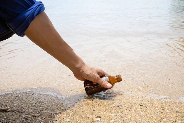 Frivillige samler søppel på stranden . – stockfoto