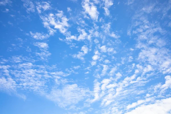 Blauer Himmel mit Wolkenhintergrund — Stockfoto