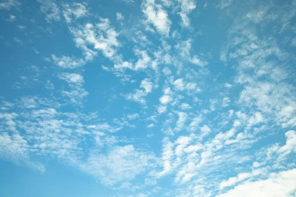 Blauer Himmel mit Wolkenhintergrund — Stockfoto