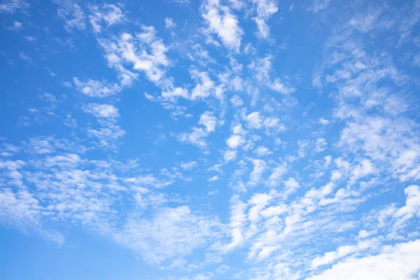 Blauwe lucht met wolkenachtergrond Stockfoto