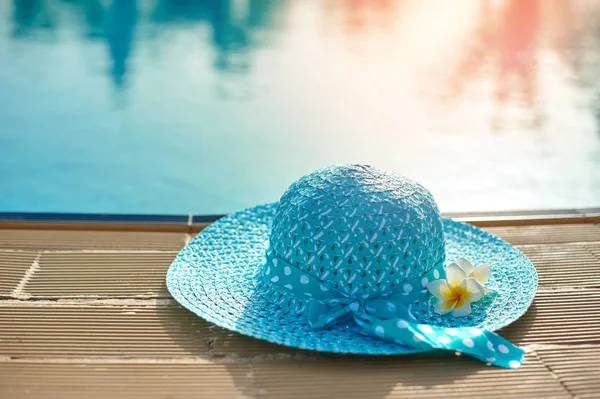 Batan güneşin, metin için yer ile yaz havuza yanında plaj şapka — Stok fotoğraf