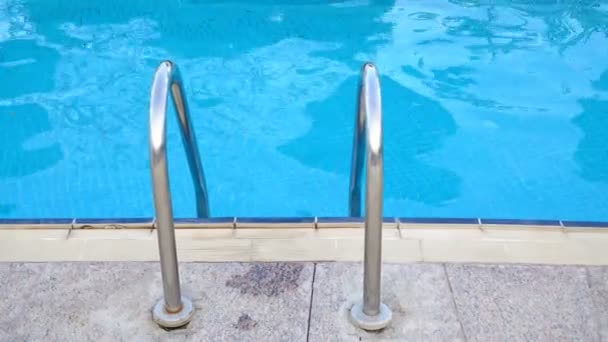 Stalen leuningen en blauw water textuur in het zwembad van hotel — Stockvideo