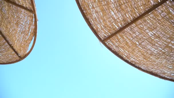 Ochtend op een tropisch strand, zandstrand met ligstoelen en parasols, ligstoelen en parasols aan een zandstrand, op het strand, de zon schijnt door — Stockvideo