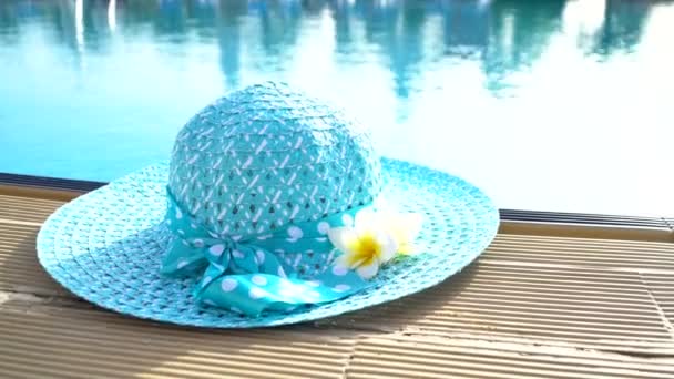 Happy Weekend sfondo, cappello di design sul bordo della piscina con acqua blu sfocata — Video Stock