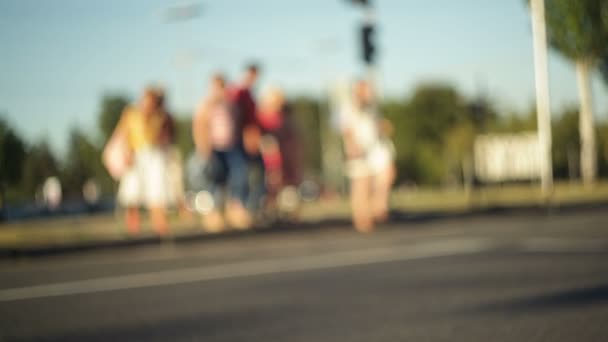 Le persone attraversano una strada con una concentrazione sfocata. Video HD — Video Stock