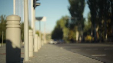 Araba bulanık yol odaklanmak gidin. HD video