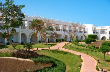 Sharm el-Sheikh, Mısır - 15 Nisan 2018. Bir yaz gününde mükemmel bir beyaz otel avlusu. Turizm, tatil ve lüks eğlence kavramı. Cyrene Grand otel konaklama