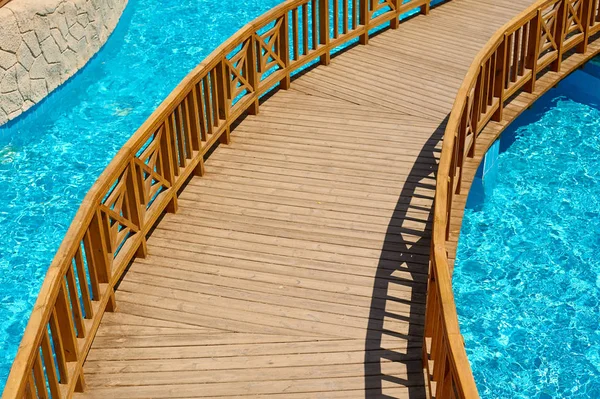 Piscina con puente de madera, concepto de viaje en Egipto, Sharm El Sheikh — Foto de Stock