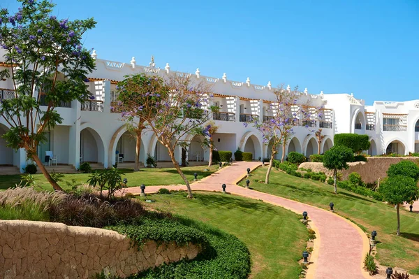 Sharm el-Sheikh, Egitto - 15 aprile 2018. I cortili di un magnifico hotel bianco in una giornata estiva. Il concetto di turismo, vacanze e ricreazione di lusso. Alloggio in Cirene Grand Hotel — Foto Stock