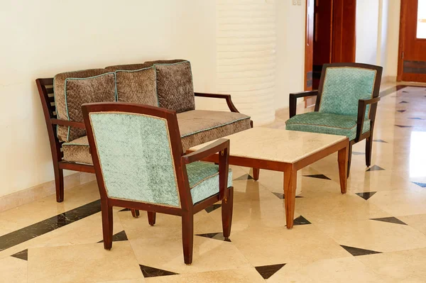 Комфортне диванне море з двома кріслами і стіл з елементами інтер'єру в зоні відпочинку готелів — стокове фото