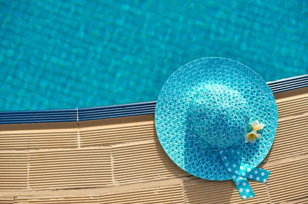 Plaj şapka yanında Havuzu, sizin metin için yer ile Üstten Görünüm — Stok fotoğraf