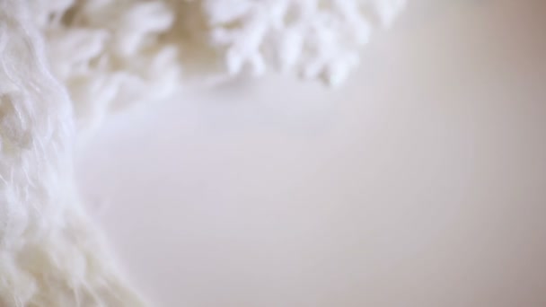 Makro snímek dolly měkké teplé bílé vlněné látky udržet teplo v zimě. Vánoční oblečení nebo hromadné closeup — Stock video