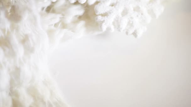 Makro Dolly Shot aus weichem, warmweißem Wollstoff, um im Winter warm zu bleiben. Weihnachtskleidung oder Decke Nahaufnahme — Stockvideo