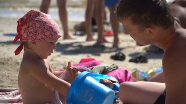 4k Beach mutlu beyaz küçük kız, kumda oynayan çocuk görüntülemek, Sandy oyuncaklar ile eğleniyor evlat