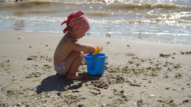 4k Beach mutlu beyaz küçük kız, kumda oynayan çocuk görüntülemek, Sandy oyuncaklar ile eğleniyor evlat