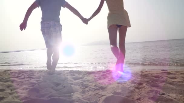 Meisje mannenhand houden en draait op tropische exotische strand naar de Oceaan. Volg mij schot voor pull-jonge vrouw haar vriendje op de kust. Zomervakantie of vakantie. Oogpunt. POV Slow motion — Stockvideo