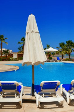 tembel bir parlak güneşli yaz gününde havuz Hotel