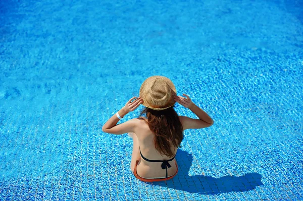 밀 짚 모자 근처 호텔에서 고급 스러운 여름 수영장 갑판의 자에 편안한 여자, 개념 텍스트 위한 공간 여행 시간 — 스톡 사진