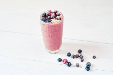Kadeh pembe meyve smoothies milkshake ya da kokteyl beyaz arka plan, kahvaltı vegan ve çiğ gıda, metninizi çiğ gıda kavramı için bir yer