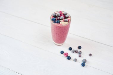 Kadeh pembe meyve smoothies milkshake ya da kokteyl beyaz arka plan, kahvaltı vegan ve çiğ gıda, metninizi çiğ gıda kavramı için bir yer
