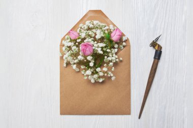 Kaligrafi tüy çiçek ve bir mektup, metniniz için yer ile Sevgililer günü tebrik kartı olan bir zarf. Düz yatıyordu, en iyi görünümü fotoğraf kadar sahte.