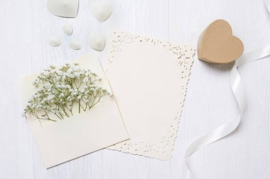 Çiçek ve kalp hediye kutusu tebrik kartı Sevgililer günü metin için yer ile bir mektup zarfı. Düz yatıyordu, en iyi görünümü fotoğraf kadar sahte