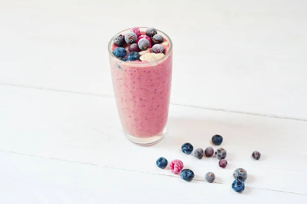 Bicchiere di frullati di frutta rosa frullato o cocktail su sfondo bianco, colazione vegana e cruda, con un posto per il tuo testo, concetto di cibo crudo — Foto Stock