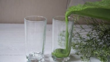 Karışık yeşil smoothie maddeler veya beyaz arka plan, metin, çiğ gıda detoks kavramı için bir yer ile kahvaltı vegan kokteylde