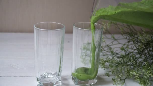 Смесь зеленого смузи с ингредиентами или коктейль на белом фоне, завтрак вегетарианский с местом для текста, концепция сырой пищи детоксикации — стоковое видео
