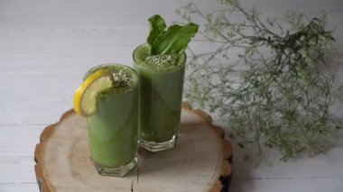 Karışık yeşil smoothie maddeler veya beyaz arka plan, metin, çiğ gıda detoks kavramı için bir yer ile kahvaltı vegan kokteylde