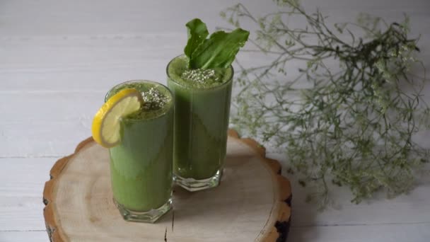 Gemengde groene smoothie met ingrediënten of cocktail op witte achtergrond, Ontbijt vegan met een plek voor uw tekst, concept van rauw voedsel detox — Stockvideo