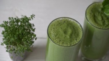 Karışık yeşil smoothie maddeler veya beyaz arka plan, metin, çiğ gıda detoks kavramı için bir yer ile kahvaltı vegan kokteylde