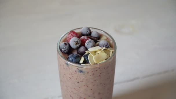 Mischung aus braunem Smoothie mit Zutaten oder Cocktail auf weißem Hintergrund, veganes Frühstück mit Platz für Ihren Text, Konzept der Rohkost-Entgiftung — Stockvideo