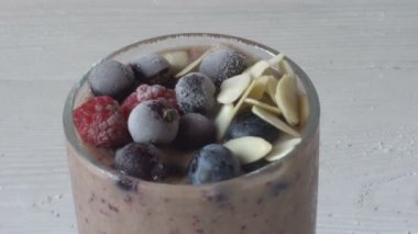 Maddeler veya beyaz arka plan, metin, çiğ gıda detoks kavramı için bir yer ile kahvaltı vegan kokteylde ile harmanlanmış kahverengi güler yüzlü