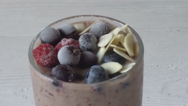 Смешанный коричневый смузи с ингредиентами или коктейль на белом фоне, завтрак вегетарианский с местом для текста, концепция сырой пищи детоксикации — стоковое видео