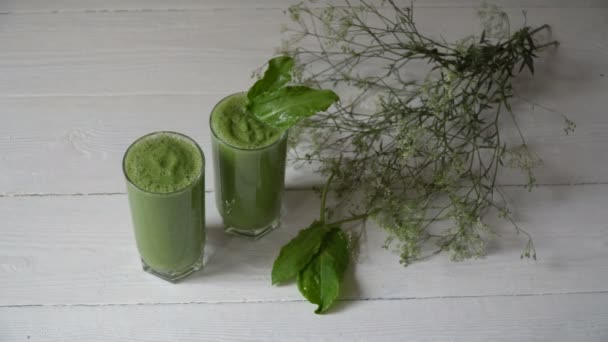 Grüner Smoothie mit Zutaten oder Cocktail auf weißem Hintergrund, veganes Frühstück mit Platz für Ihren Text, Konzept der Rohkost-Entgiftung — Stockvideo