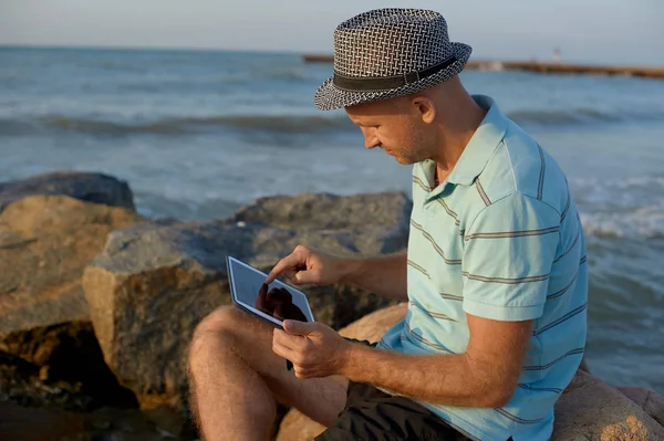 Mężczyzna pracujący na jego laptopie nad morzem plaża, koncepcja freelancer w podróży — Zdjęcie stockowe